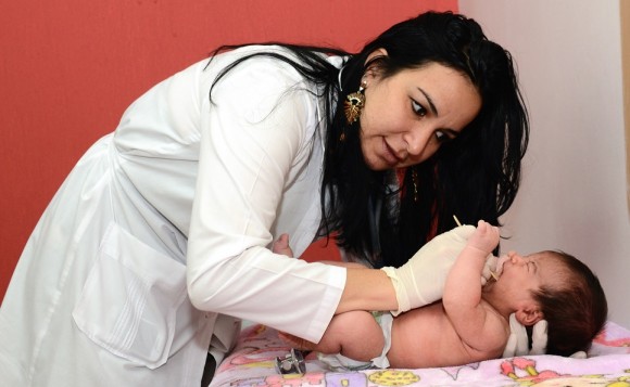 Destaca hija del Che Guevara protagonismo de cubanas en centros de Salud