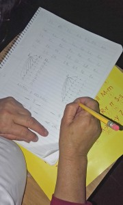 De la A a la Z: ser menos vulnerables aprendiendo a leer y a escribir. “Los doctores les dibujan en un papelito un círculo (pastilla) y un sol o una luna, por ejemplo” explica Daniel, voluntario del actual programa. Medicación de día, medicación de noche: imaginación y creatividad para intentar llegar a la realidad de ese paciente que suele superar los 40 años
