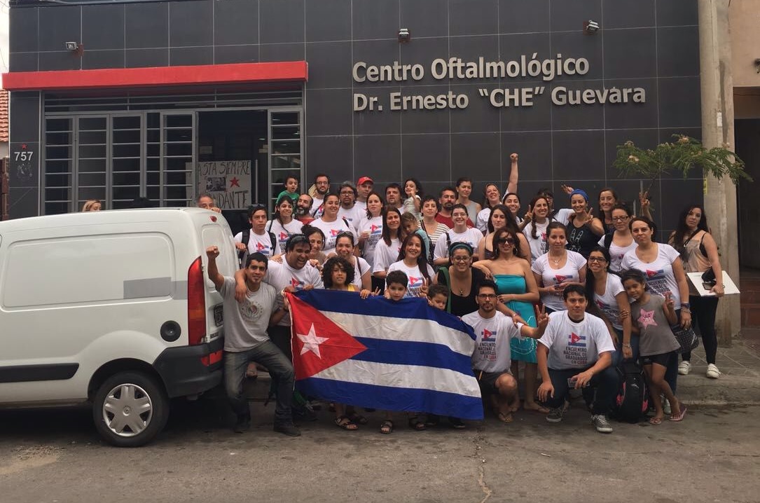 Fidel se multiplica. Médicos argentinos graduados en Cuba: “Nuestro mejor homenaje la batalla diaria desde cada trinchera, con su vida de compromiso como ejemplo a seguir.”! Hasta la victoria siempre, Comandante!