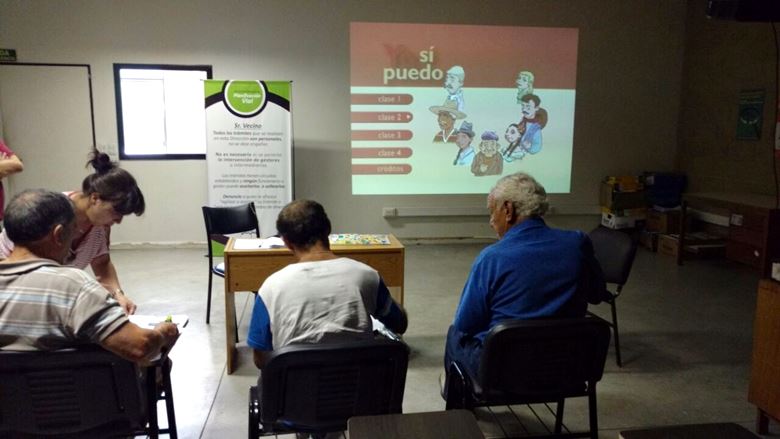 Alfabetizan a vecinos de Avellaneda que quieran obtener su licencia de conducir