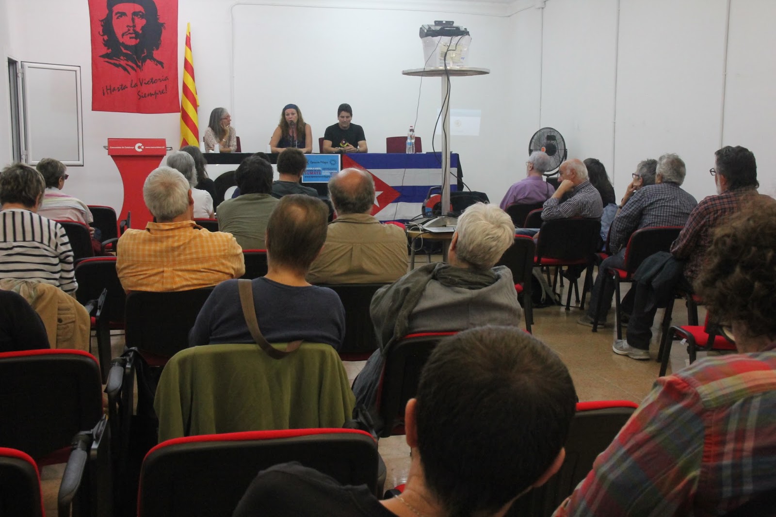 Homenaje al Che en Sant Andreu, Barcelona, donde Claudia Camba, presidenta de la Fundación “Un Mundo Mejor Es Posible” (UMMEP) dio a conocer la misión y situación actual del Centro Oftalmológico Dr. Ernesto Che Guevara