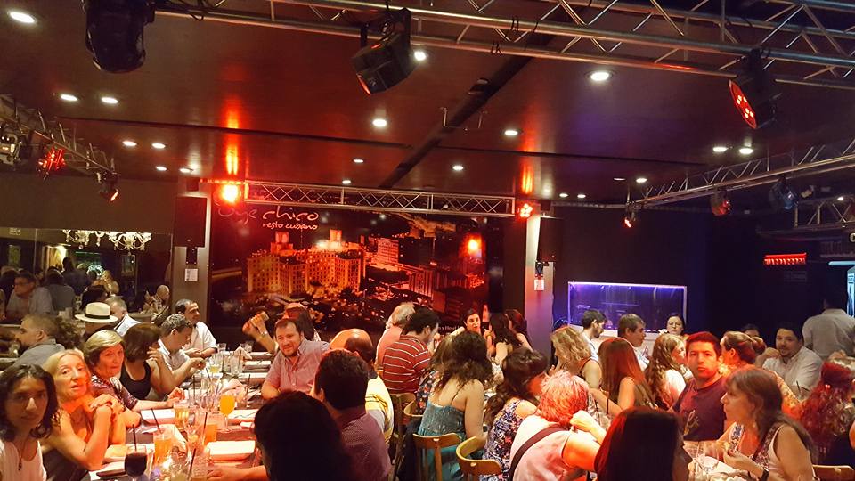El conocido restaurante «Oye chico», de la ciudad de Córdoba, resultó pequeño para acoger a las mas de 200 personas que quisieron solidarizarse y ayudar al pueblo cubano tras el paso del huracan Irma. Fue una noche de buena musica cubana, solidaridad y amor. Gracias a todos los cubanos y argentinos que trabajaron duro para regalarnos esta noche especial.
