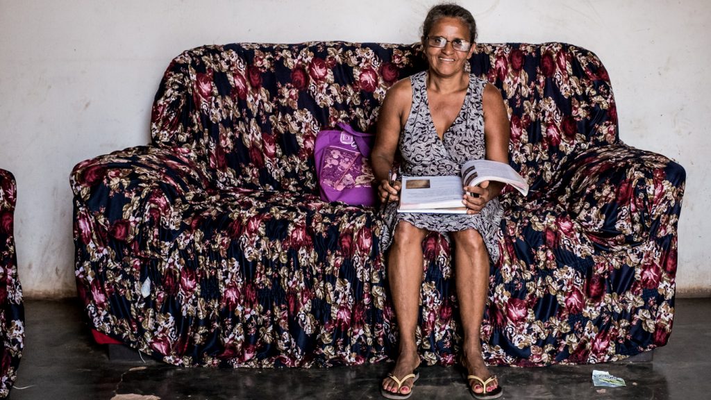 Brasil. “Yo vivía en la oscuridad”, dice agricultora que aprendió a leer con método cubano