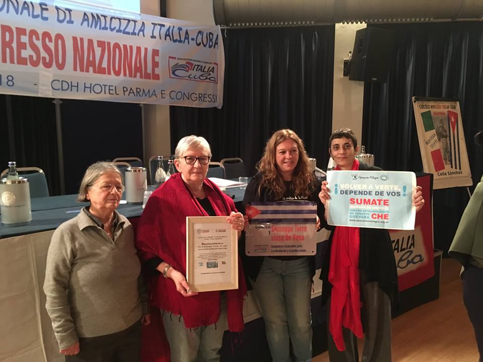 Un momento hermoso! Durante el XII Congreso Nacional nos encontramos con la compañera argentina Claudia Camba presidenta de la Fundación UMMEP con la que nuestro círculo comenzó un proyecto de solidaridad en apoyo del centro oftalmológico » Dr. Ernesto Che Guevara «