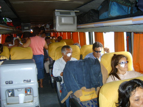 Imágenes que valen mas que miles de idioteces y mentiras. Miles de Argentinos viajaron a operarse GRATUITAMENTE de la vista al país hermano de Bolivia, brindando no solo asistencia gratuita sino también alojamiento y comida