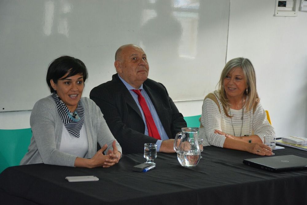 Yo sí puedo: El Municipio de Río Grande lleva el programa de alfabetización a la ciudad de Ushuaia En el marco de un convenio firmado por el Municipio de Río Grande y la fundación “Un Mundo Mejor es Posible” para la implementación del programa cubano de alfabetización “Yo Si Puedo”, la Secretaria de Promoción Social, DI. Analía Cubino presentó este lunes en la UNTDF (Universidad Nacional de Tierra del Fuego) en Ushuaia la extensión del proyecto a aquella ciudad.