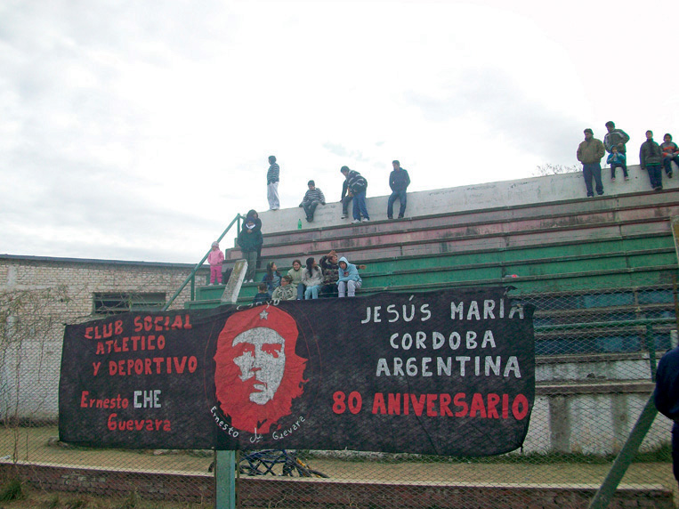Che, fútbol. El club Che Guevara no cobra cuota, no mancha la camiseta con publicidad y no compra ni vende jugadores. Cobija a más de un centenar de pibes que, a modo de charla técnica, reciben valores como la solidaridad, el respeto y la honestidad.
