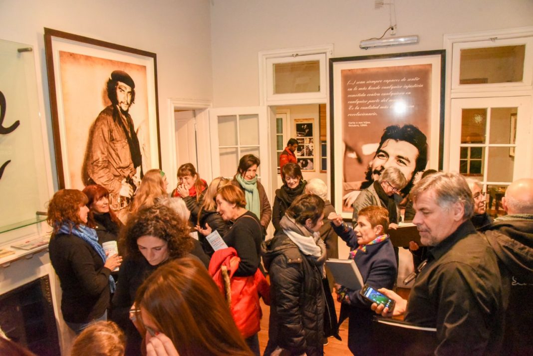 Comenzó la Semana del Che en Alta Gracia. Cerca de las 18:30 se desarrolló el acto protocolar de inauguración de una nueva edición de la Semana del Che 2018 y la ciudad que lo vio crecer será sede durante 3 días de diferentes actividades, exposiciones, charlas, visitas especiales, muestras y espectáculos, para recordar y celebrar al líder revolucionario y su legado.