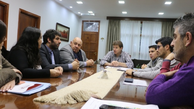 Municipio de Río Grande fortalece vínculos de cooperación con la UNTDF Ambas partes firmaron tres convenios de cooperación con vistas a implementar acciones conjuntas para los estudiantes fueguinos.