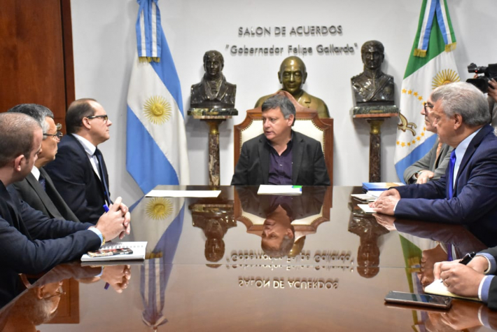 Chaco y Cuba afianzan relación bilateral. El gobernador Domingo Peppo recibió, este jueves en su despacho, al embajador de Cuba en Argentina Orestes Pérez Pérez, para estrechar vínculos bilaterales e intensificar el intercambio comercial, cultural, de alimentos y medicamentos entre ambos estados.
