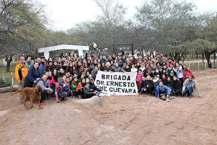El espíritu del Che Guevara se hace visible en el Chaco santiagueño Una brigada de 130 médicos y educadores de Cuba, Brasil y Argentina llegaron a Santos Lugares de la mano del MoCaSE y el Movimiento Sin Tierra. Al frente, Aleida, la hija del revolucionario.