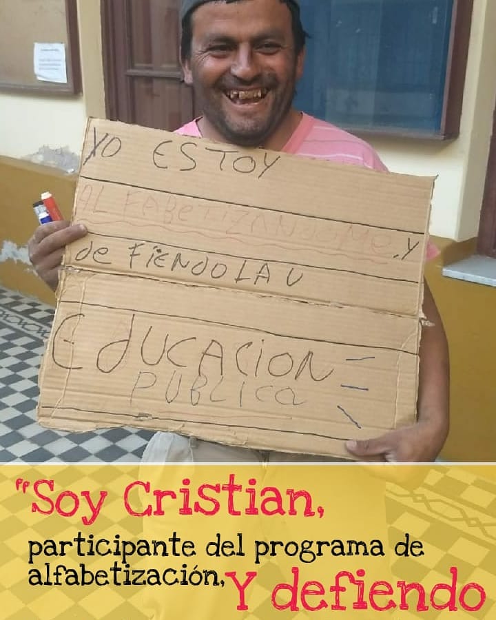 El es Cristian del barrio Eva Perón 2 Villa Mercedes, es participante del programa de alfabetización «Yo si puedo» y en el día de ayer vino a nuestra universidad para continuar con sus clases pero además para acompañarnos en la lucha, el defiende la educación pública con nosotros.