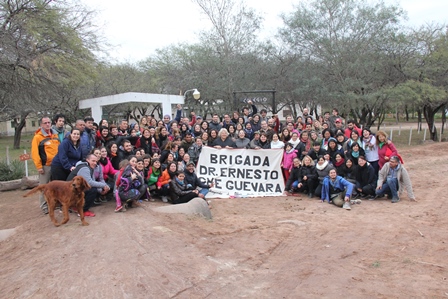 La V Brigada Médica Cultural Ernesto Che Guevara tuvo lugar en Santos Lugares, provincia de Santiago del Estero del 18 al 20 de agosto; integrada por 130 personas y encabezada por la Dra. Aleida Guevara March (hija del Che), con la participación de las médicas y médicos egresados de la Escuela Latinoamericana de Medicina de Cuba (ELAM) y de la Escuela Internacional de Deportes de Cuba, integrantes de la coordinación y asesoría de las Misiones internacionalistas cubanas Yo sí Puedo y Operación Milagro, organizaciones y movimientos sociales desarrollaron diferentes acciones solidarias en los ámbitos de educación, salud y cultura.