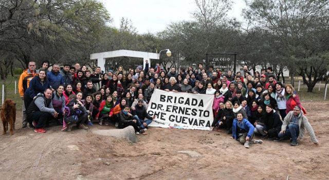 V Ernesto Che Guevara Medical-Cultural Brigade: In Santos Lugares… looking for Haiti The fifth Ernesto Che Guevara Medical-Cultural Brigade took place on August 18 and 19, in the village of Santos Lugares, in the province of Santiago del Estero, Argentina. Having been present in the brigade, in this article we report on the activities that took place, both in terms of healthcare and education. During two very intense days, Che’s footprint was present in Northern Argentina.