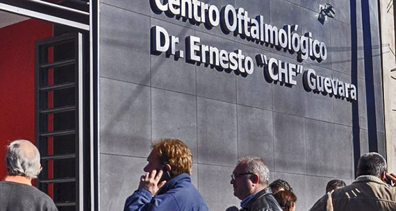 Quienes integramos los programas solidarios cubanos que se desarrollan en Argentina a través de la Fundación Un Mundo Mejor es Posible (U.M.M.E.P.): Yo Sí Puedo para erradicación del analfabetismo, y Operación Milagro para contribución a la disminución de la ceguera prevenible, nos pronunciamos en respaldo a la decisión adoptada por el Ministerio de Salud de la República de Cuba (MINSAP), en relación a la retirada de los profesionales de la salud que se desempeñaban en la hermana República de Brasil, a través del programa Mais Médicos. Dicha decisión se funda en las insidias manifestadas por el presidente electo de dicho país, poniendo en duda la profesionalidad, humanismo e intenciones de la colaboración cubana.