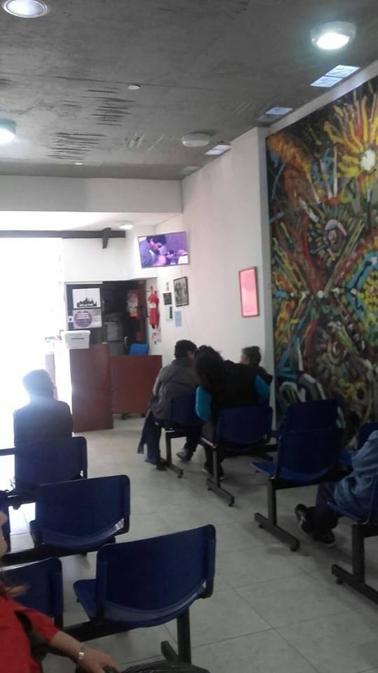 En la sala de espera del Centro Oftalmologico los pacientes miran un documental sobre la lucha campesina de los compañeros del MOCASE.  ¡Aqui se respira lucha! ✊