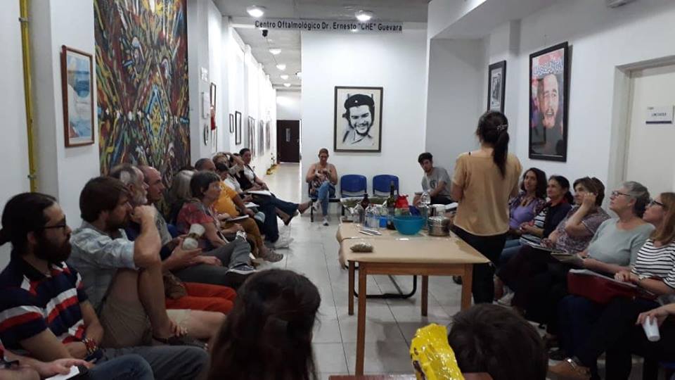 Gracias compa Ailén Fuentes! A sala llena fue posible el taller de fitofármacos. Agradecemos a todxs lxs que estuvieron presente, especialmente a lxs pacientes que continúan siendo parte de la comunidad del centro oftalmológico Dr. Ernesto Che Guevara! Gracias a todxs por continuar en la construcción de una salud donde quepan nuestro saberes, los saberes del pueblo!