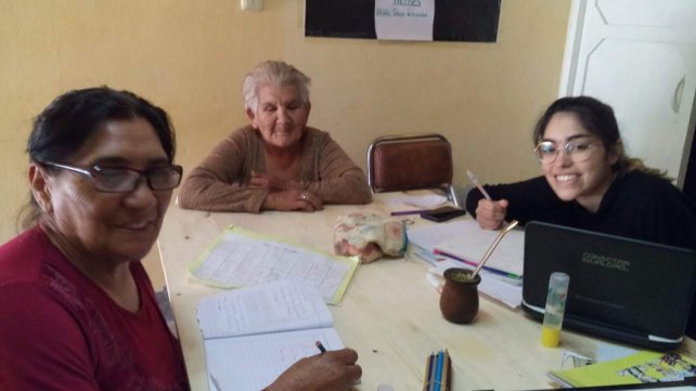 A los 57 años, Elisa Carmen aprendió a leer y a escribir Es del Bº El Molino, de San Rafael. Contó que no sabía lo que era un maestro hasta que ingresó al programa «Yo Sí Puedo».