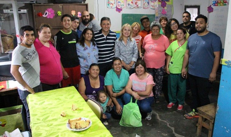 La UNLaR articula acciones con fundación barrial para contener a 470 jóvenes Autoridades universitarias visitaron la Fundación “La Casa del Camino”, con el propósito de realizar un reconociendo a las diversas actividades que se concretan en la institución barrial. Casi medio centenar de jóvenes reciben, diariamente.