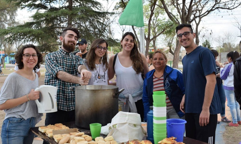 El programa de alfabetización en los barrios cierra su ciclo 2018. Estudiantes en el barrio cerrará su ciclo lectivo. Lo hará el miércoles 28 de noviembre a las 16:00 horas en el Comedor Universitario ubicado en Rivadavia 1029. El programa de alfabetización se realiza a través del método cubano “Yo sí puedo” y cuenta con el apoyo de la Universidad Nacional de San Luis (UNSL). En 2016 el programa fue institucionalizado a través del convenio entre la Fundación Un Mundo Mejor es Posible y la Universidad. Ambas partes se comprometieron a realizar un trabajo en conjunto para implementar el método con el fin de encarar el analfabetismo.
