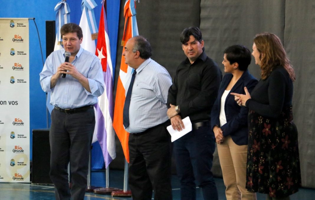 Melella encabezó la actividad de cierre del programa de alfabetización “Yo Sí Puedo”. Estuvieron presentes los 57 vecinos que aprendieron a leer y escribir y los facilitadores que los acompañaron en el proceso.