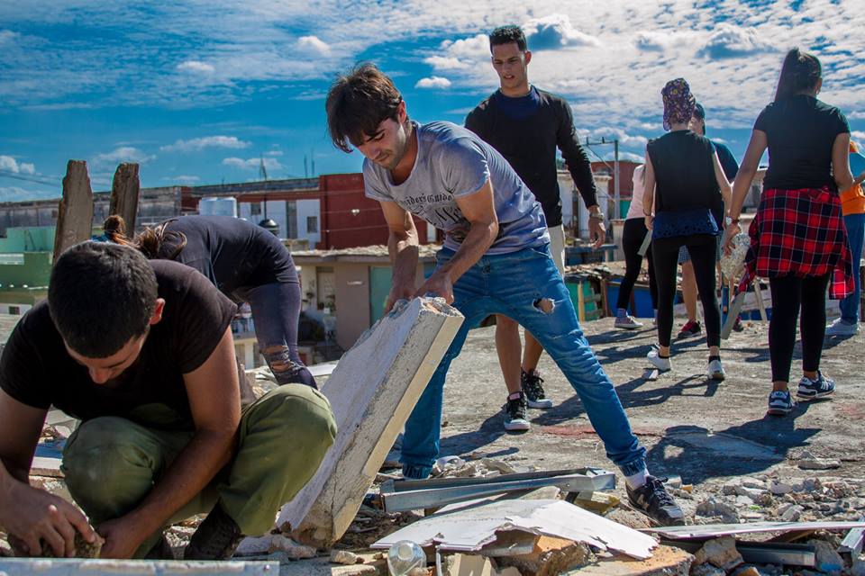 Cuba. La reconstrucción después del tornado tiene la entrega de la juventud y de todo el pueblo (fotos de Maykel Espinosa) ( formas de ayudar a Cuba) Resumen Latinoamericano, 1 de febrero de 2019.