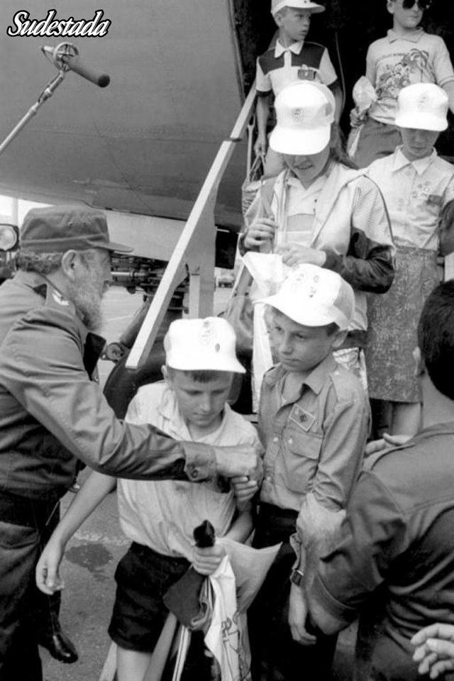 LO QUE NO TE CUENTAN DE #CHERNOBYL (La solidaridad de Cuba con los niños y niñas afectados por la tragedia ambiental. Fragmento del libro «Las batallas de Fidel», editado por #Sudestada)  El 29 de abril de 1986 se produjo el accidente nuclear más grave de la historia: un experimento mal supervisado terminó en una reacción descontrolada del reactor de la central Vladimir Ilich Lenin. La liberación de material radioactivo fue quinientas veces mayor a la provocada por la bomba atómica en Hiroshima, lo que obligó a una evacuación masiva de cien mil habitantes y una cantidad cinco veces mayor afectada por la radiación.