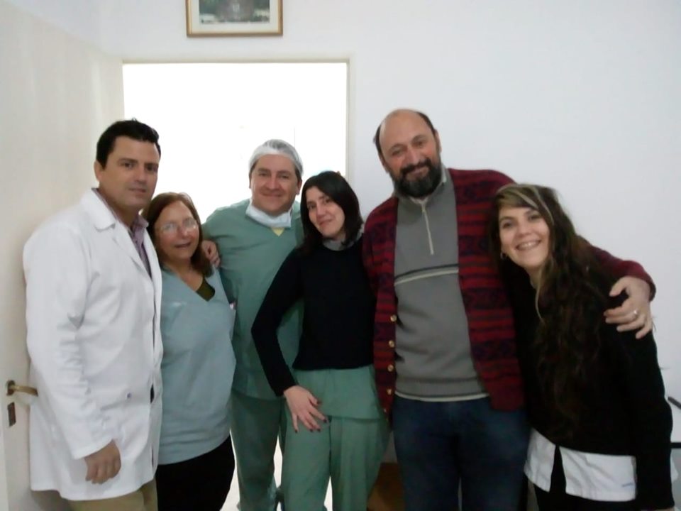 VOLVIMOS A OPERAR!!  Después de más de 6 meses retomamos las cirugías. Agradecemos el trabajo de quienes, en este tiempo que estuvimos paradxs, trabajaron en la refacción del quirófano y de todas las instalaciones médicas. En un primer momento se avanzará con las operaciones de Pterigion y luego se comenzará con las de cataratas. De esta manera avanzamos en el cuidado y recuperación de la salud visual de nuestro pueblo. #saludvisual #operacionmilagro #centrooftalmologicocheguevara #misionescubanasenargentina #fundacionummep