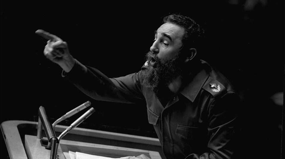 LA HISTORIA TE ABSOLVIÓ, FIDEL  Una de las tantas estrategias que implementan las clases dominantes aliadas al Imperialismo para borrar o desnaturalizar la consolidación o vigencia de procesos revolucionarios, es intentar establecer, mediante una serie de operaciones mediáticas, una fractura entre sus líderes y el Pueblo, entre los individuos y los proyectos, entre estos y el contexto histórico que le da sentido.