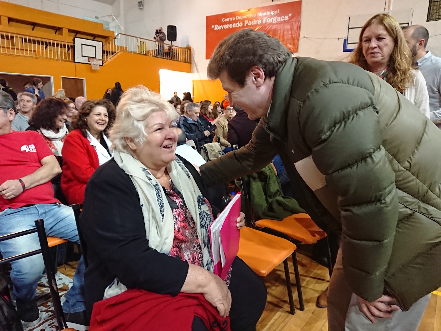 LA DRA. ALEIDA GUEVARA BRINDÓ UNA CHARLA ABIERTA ANTE UN CENTRO DEPORTIVO MUNICIPAL COLMADO