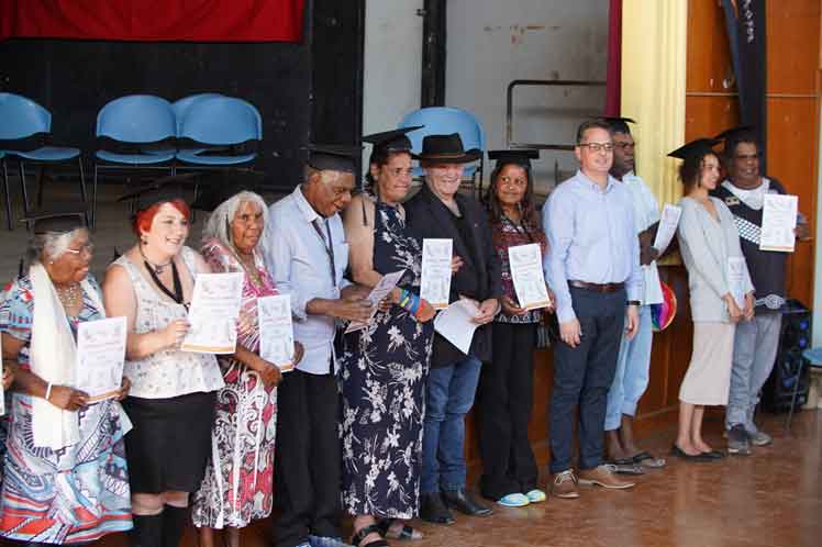 Método cubano Yo sí puedo llega a comunidades aborígenes de Australia. A más de 200 ascienden hasta hoy los aborígenes australianos que aprendieron a leer y escribir según el prestigioso método cubano Yo sí puedo.