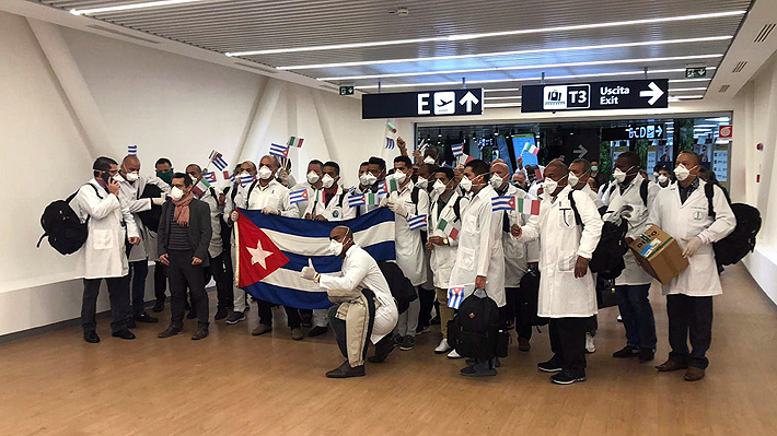 En estos días mucha mentira circula por las redes y los medios masivos de incomunicación a partir de la noticia de la posible llegada de 200 médicos y médicas cubanas, barbaridades como esclavitud, comercio, espías….  ¿De qué comercio hablan?, ¿De los negocios que perderá la corporación? ¿de qué espías?  ¿ de los de la CIA que tendrán más trabajo?, ¿de qué esclavos? ¿de los que se liberarán cuando tengan garantizado el derecho a la salud?  Breve reseña que refleja 20 años de ataques y de victorias de las misiones medicas cubanas en Argentina.