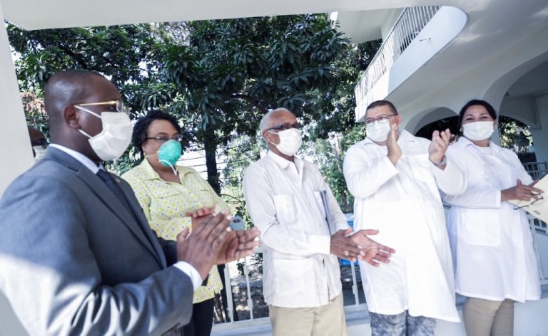 348 médicos cubanos llegan a Haití para enfrentar “8 casos” de coronavirus