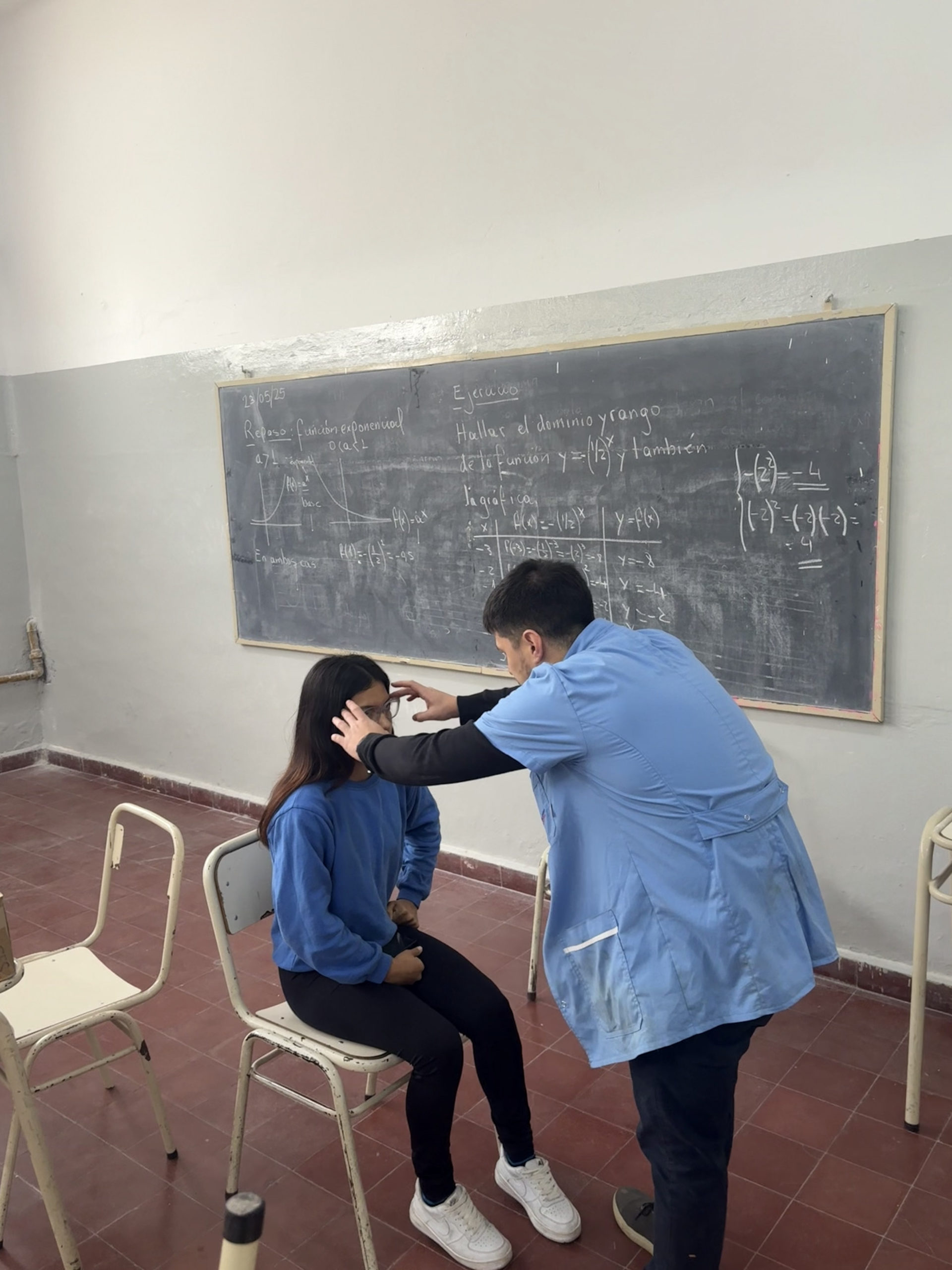 Entrega de anteojos en la escuela Esteban Echeverria IPEM 103 de barrio San Martin, ciudad de Córdoba