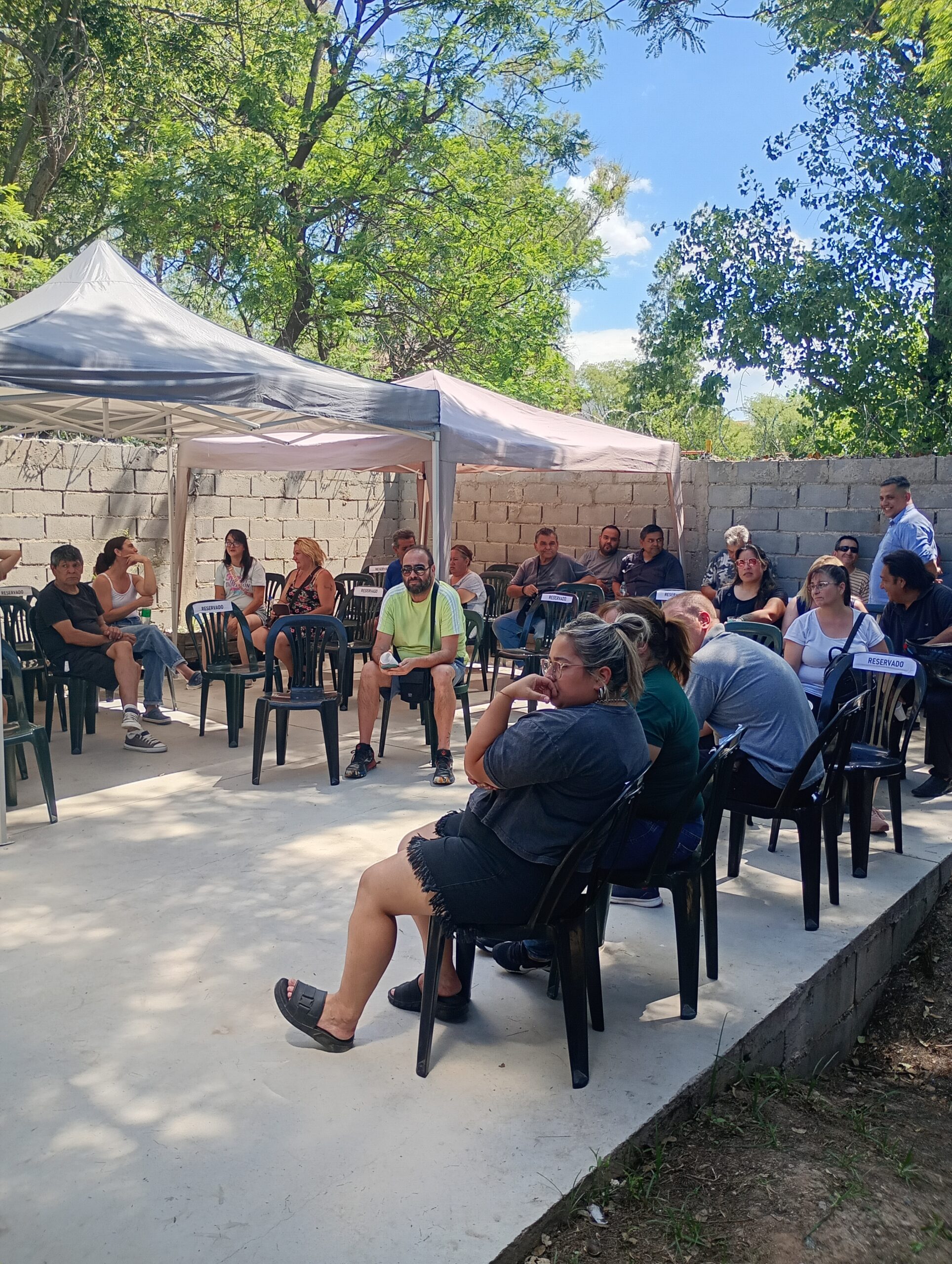 Pesquisa activa en Barrio Colinas de Vélez Sarfield detecta patologías visuales en 30 vecinos y vecinas