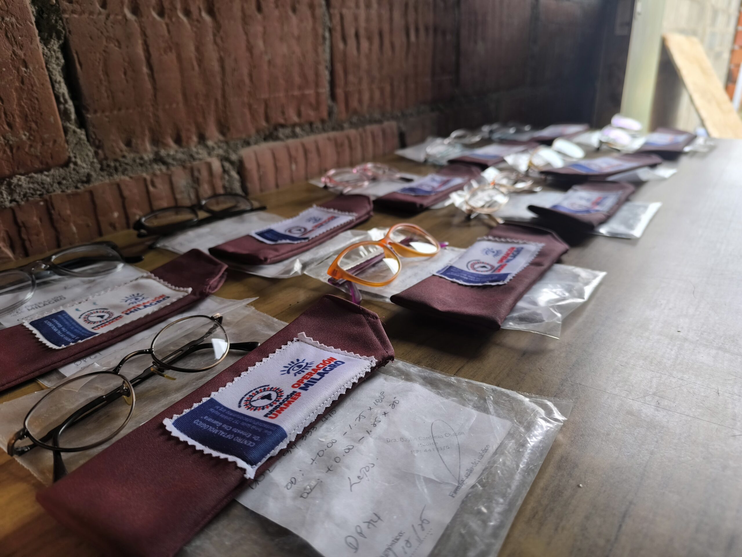 Entrega de lentes en B° 6 de agosto