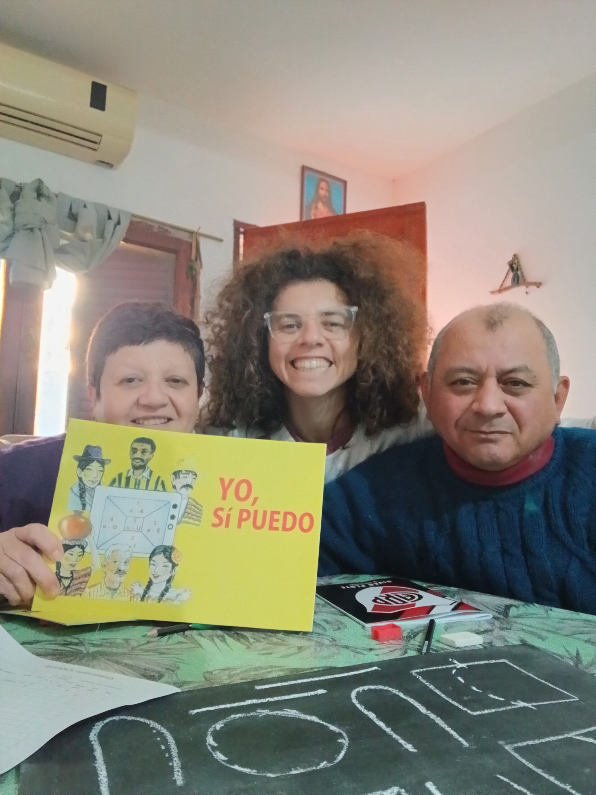 Aprender en familia: una promotora socio-comunitaria alfabetiza a sus tíos con el YO SÍ PUEDO